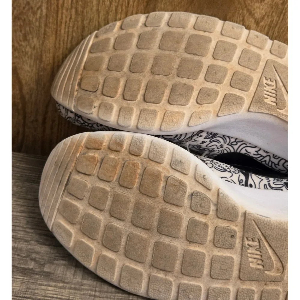 Nike Roshe One Athletic Shoes Sneakers Womens Size 8 Black White Doodle Print